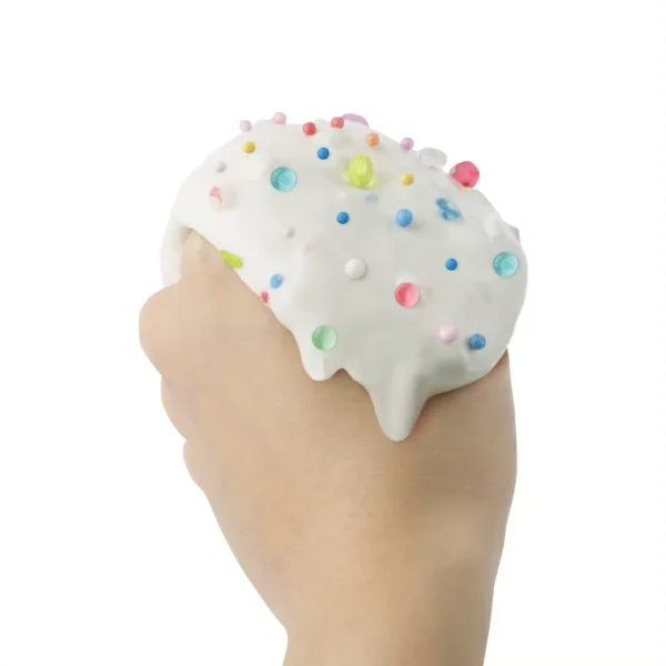 En hand håller Crunch Slime med färgglada skumkulor.