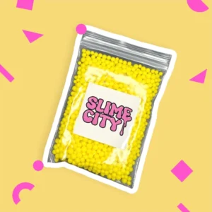 Livligt gula skumkulor i förpackning med 'SLIME CITY' märkning, redo för slimepyssel.