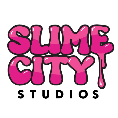 Slime City Studios logotyp med rosa, slimmig text och svart text nedanför