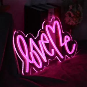 Ljusstark rosa neon skylt med texten "love Me"