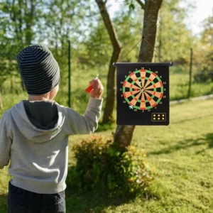barn leker med magnetisk piltavla utomhus